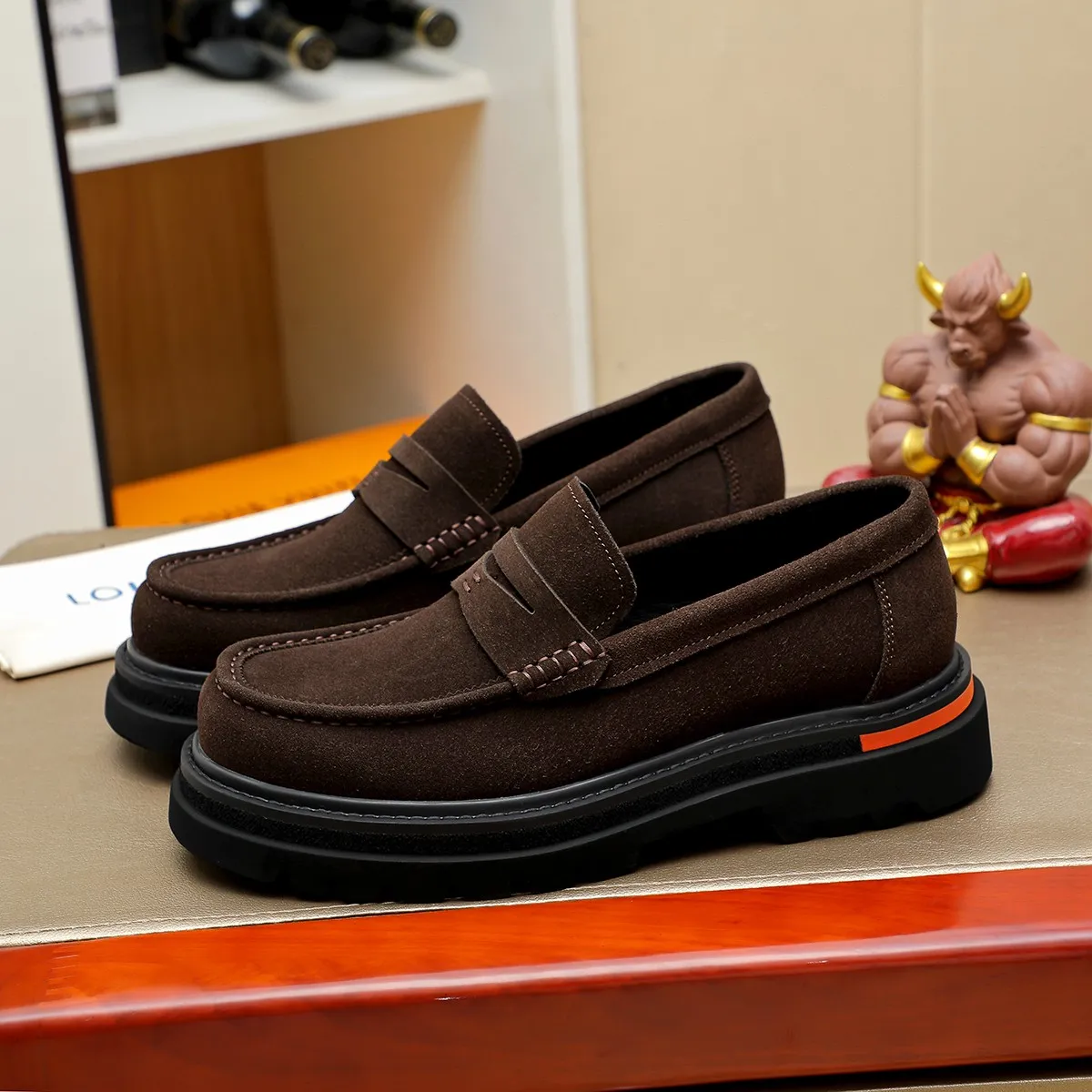 Men's shoes 💰660 💰 Louis Vuitton LV ® Autumn and Winter 🆕 models 🔛Full shoe counter First layer cowhide, 🐂Leather lined casual shoes for men, super soft outsole, essential for driving. Counter synchronization Original first layer cowhide Completely 1:1 mold customization 🌹Top version, 2 colors available! Number: 38-45 (37.46. Customized)